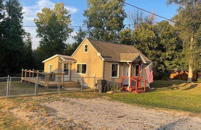 Charming 1-bedroom house with WiFi and AC in awesome Atlanta, MI.