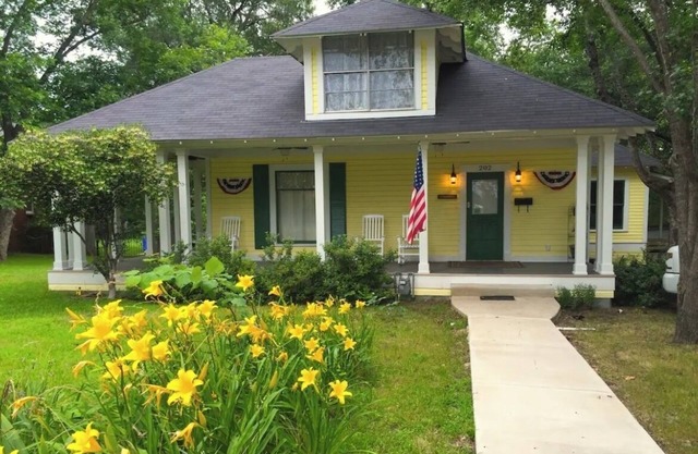 Charming 1-bedroom house in Historic Mineola, short walk to town
