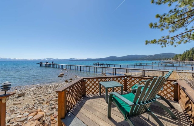 Joyau parfait au bord du lac! foyer, cuisine extérieure, vue sur le lac PANO!