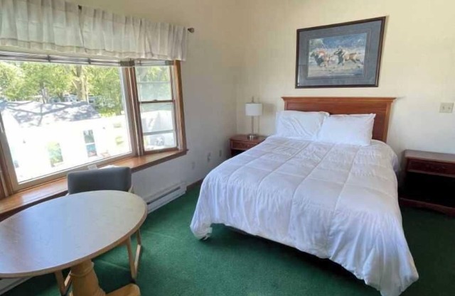 Charming 2 bedroom suite with AC and WiFi in Huron.unit#127