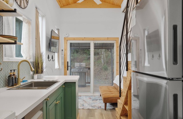 Charming 1-bedroom tiny house in Kelso with HOTUB,A/C, & WIFI