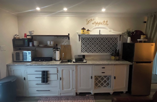 Charming 1-bedroom apartment in lovely Bakersfield with AC, WiFi