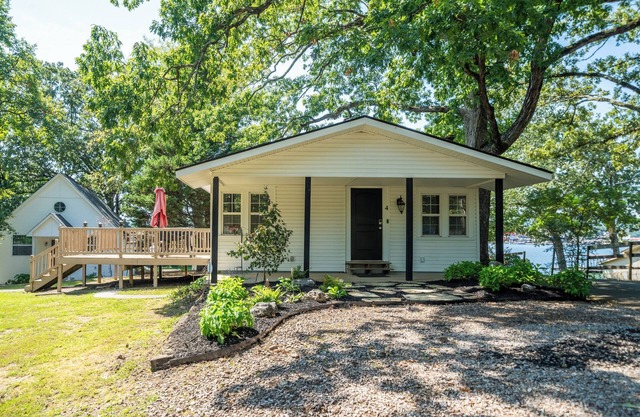 Charming 1-bedroom COZY COTTAGE on Lake Hamilton in Hot Springs AR