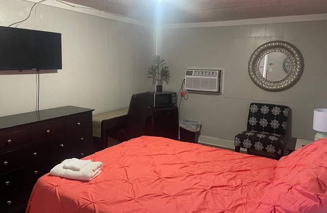 Charming 1 Bedroom/ 1 bath hotel room