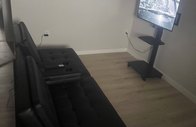 Charming 1-bedroom apartment in cool Los Angeles with WiFi, AC