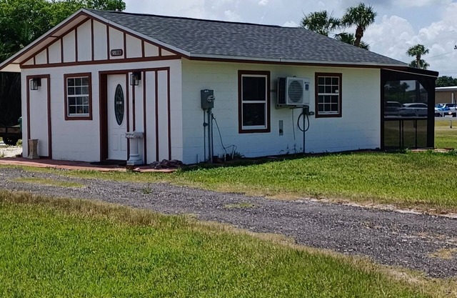 Charming 1-bedroom cottage in Historic Punta Gorda with WiFi, AC, Lanai, & more