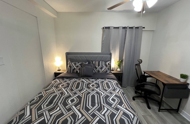 Charming 1-bedroom house unit in lovely Simi Valley close to a plaza with Stores