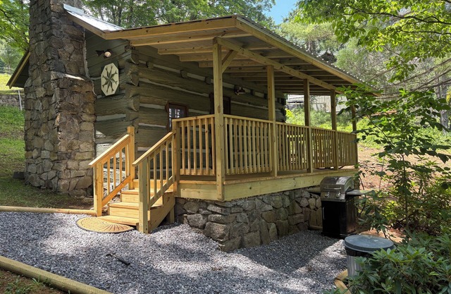 Charming 1-bedroom log cabin in fabulous Waynesville NC , WiFi, cable, AC/HTG
