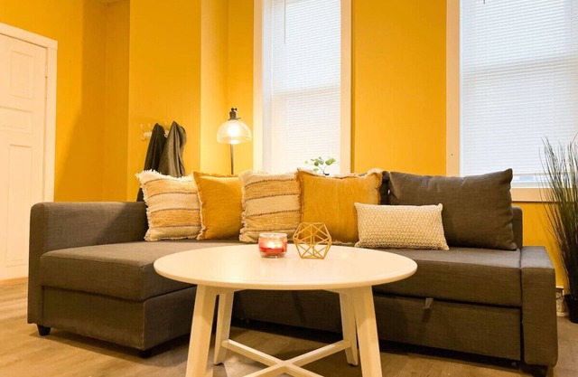 Charming 1 Bedroom w/ Queen bed + Sofa bed