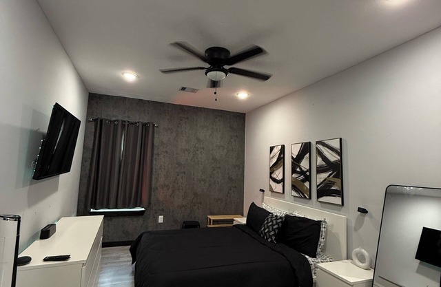 Charming 1-bedroom with fitness room and AC in fantastic Houston