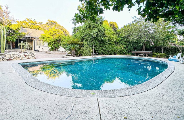 Charming 1 BR Poolside Retreat - Lou2-SF