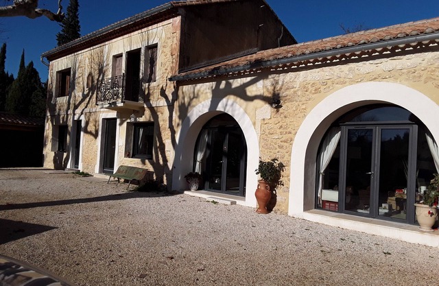 Mas spacieux du 19 siècle à 7km de Saint-Rémi de Provence avec piscine chauffée