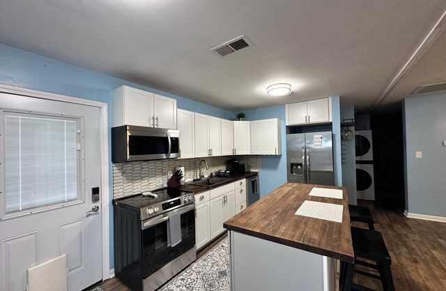Charming 1 or 2-bedroom cottage retreat, full kitchen, bath, and laundry