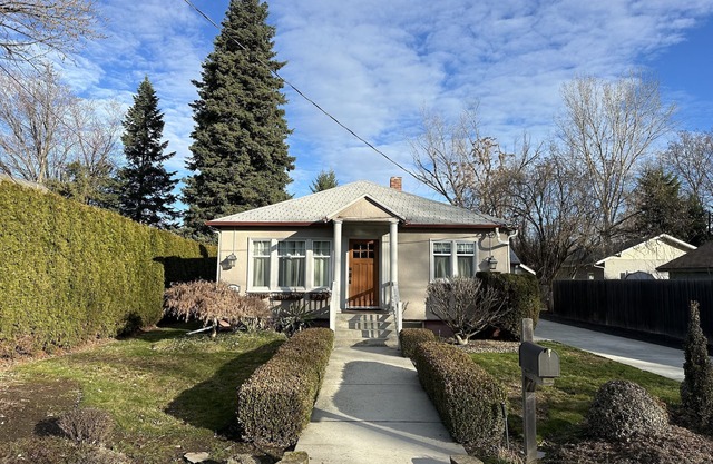 Charming 1936 cottage in Walla Walla wine country.