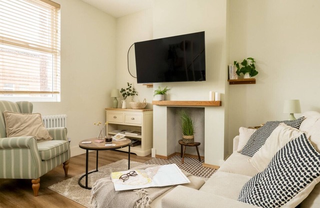 Charming 19th-Century Leaf Cottage: Historic Seaside Retreat with Modern Comforts