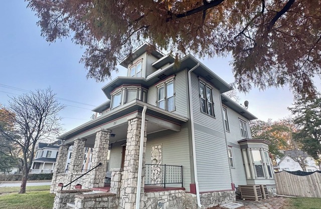 Remodeled historic 19th Century Victorian a block from downtown Webb City!