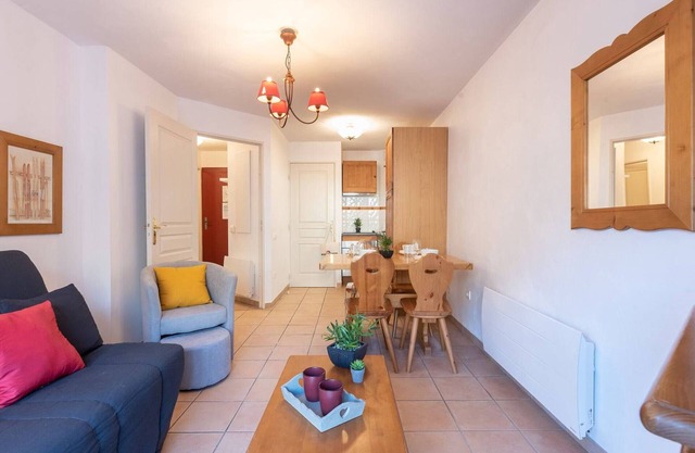 Charming 1BR Apt Sleeps 4 with Covered Pool, Garage & Mountain Views
