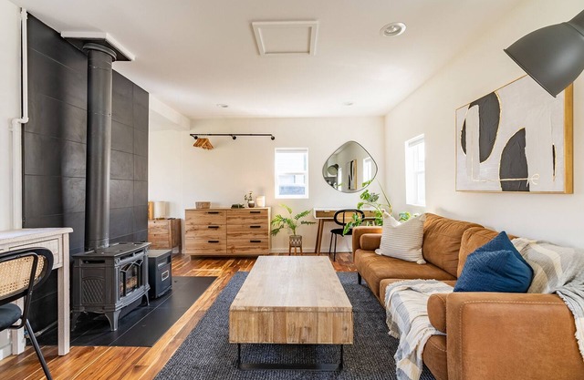 Walk to Award-winning Restaurants Cute Cottage