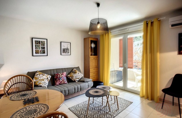 Appartement F2 climatisé avec terrasse, parking privé, à 700m des Thermes de Lamalou-les-Bains