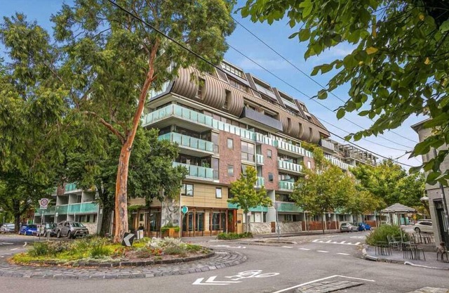 Charming 1BR in Fitzroy w/ Parking, Pool, + Gym!