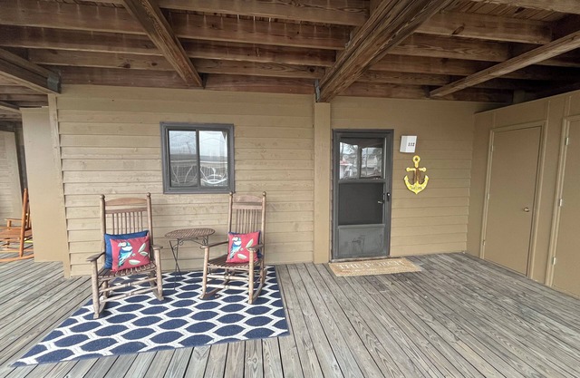 Charming 2-bedroom condo in pleasant White Lake with WiFi, AC