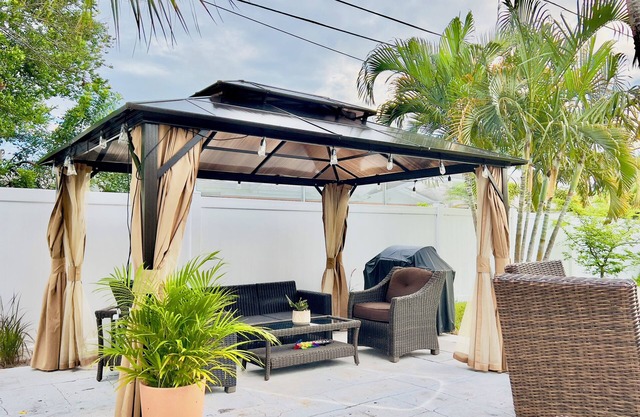 Charming 2/2 with Tropical backyard 5min to Madeira Beach