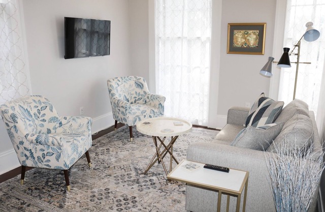 Charming 2 BD w/ Balcony, 1 Block off St. Charles