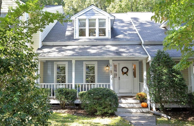 Charming 2-bed/2-bath townhome in Raleigh with WiFi and AC by NC State