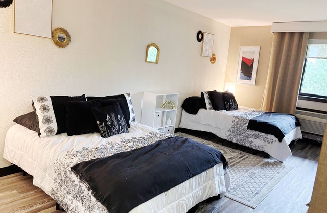 Charming 2-bed apartment with WiFi, AC in brilliant Madison
