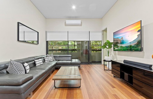 Charming 2-Bed Apartment With a Balcony