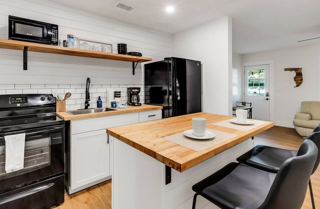 Charming 2-Bed Cottage near Bradenton and Beaches