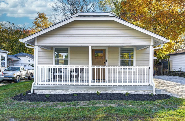 Charming 2-bed home 5 miles to Motor speedway, & 11 miles to Lucas oil stadium.