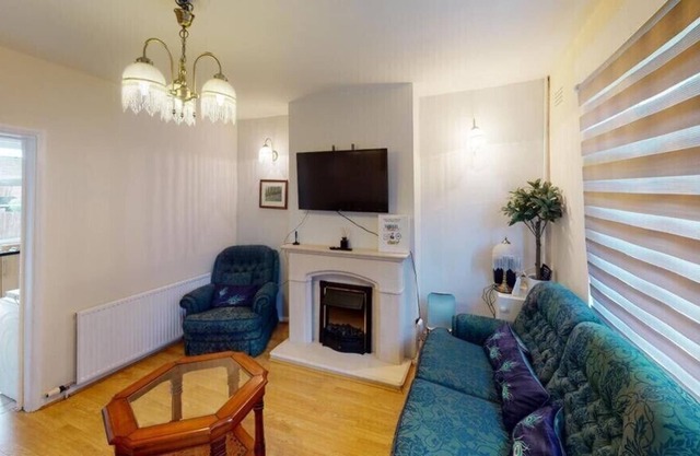 Charming 2 bed home near station in Northfield Birmingham