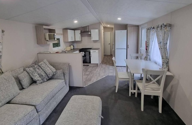 Charming 2-Bed Static in Saint Columb