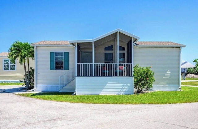 Charming 2-bedroom 2-bath house in beautiful Fort Myers Beach!