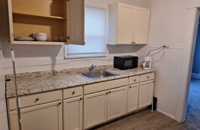 Charming 2-bedroom apartment with WiFi, AC in awesome Garfield Heights