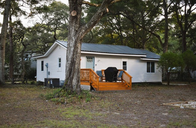 Charming 2-bedroom cottage in tranquil Ocean Isle Beach 5 min drive to the beach