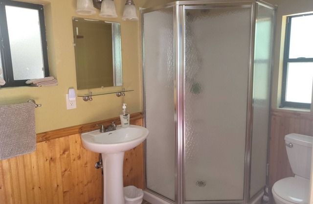 Charming 2-bedroom Cabin 3 in terrific Pinetop-Lakeside with WiFi & Hot Tub!