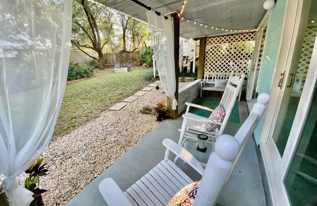Charming 2-bedroom bungalow with a tropical forest garden in Santa Rosa Beach
