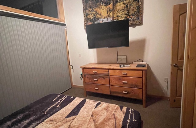 Charming 2-bedroom chalet with AC, WiFi in serene Yosemite West