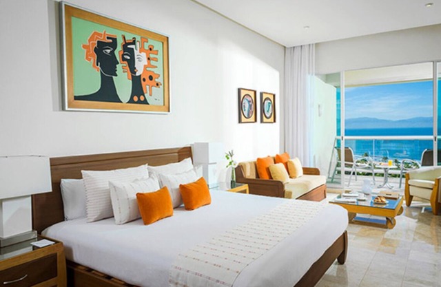 Charming 2-bedroom Suite with fitness room and AC in gorgeous Nuevo Vallarta