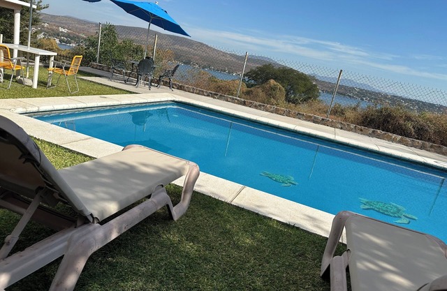 Charming 2-bedroom cottage with WiFi, AC in tranquil Tequesquitengo