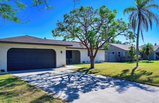 Charming 2 bedroom cottage in the heart of wonderful Bonita Springs Florida