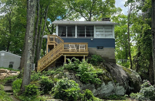 Charming 2-bedroom Lakehouse with Fishing Dock, AC, WiFi in nice Byram Township