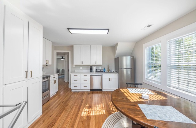 Charming 2-bedroom apartment with WiFi, AC in serene downtown Fredericksburg, VA
