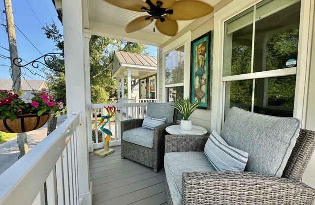 Charming 2-bedroom Costal Cottage with AC, Tiki Room, WiFi in Pass Christian