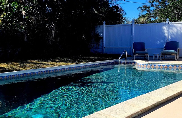 Charming 2-bedroom house in beautiful Port Charlotte with Pool, Hot tub, & WiFi
