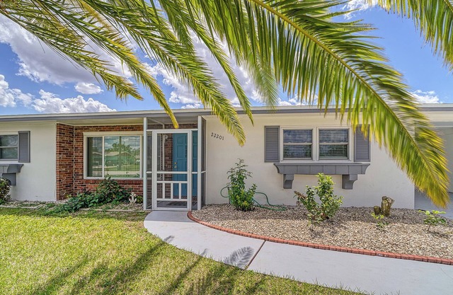 Charming 2-bedroom/ 2 bath house with a huge lanai/Florida room, fenced in yard