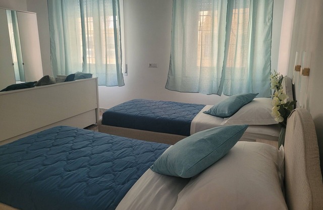 Charming 2-bedroom apartment with WiFi, AC in welcoming Lido di Ostia