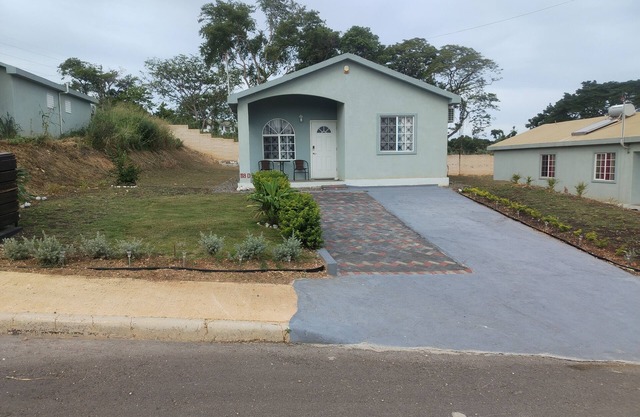 Charming 2-bedroom house with WiFi, AC in tranquil Discovery Bay, St. Ann